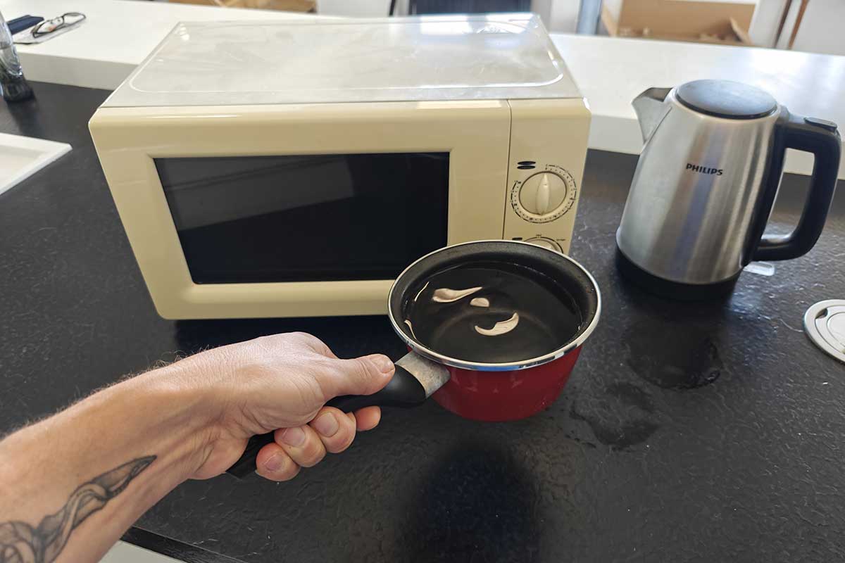 Est-il plus économique de faire bouillir de l'eau avec une bouilloire ou avec une plaque chauffante ?