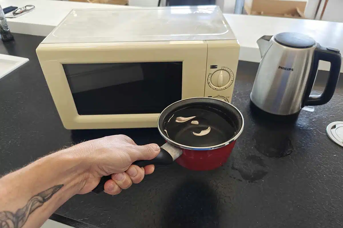 Est-il plus économique de faire bouillir de l'eau avec une bouilloire ou avec une plaque chauffante ?