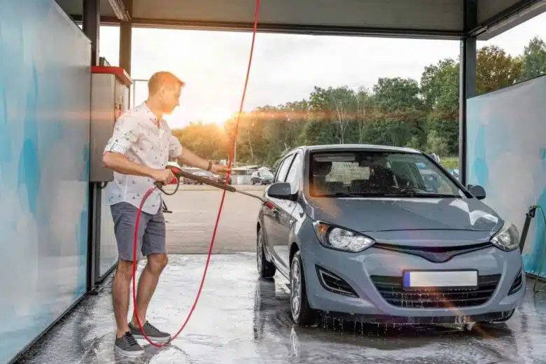 Lavage d'une voiture à une station.