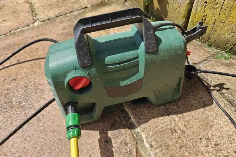Un nettoyeur haute pression pour la terrasse.