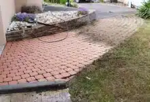 Une allée en cours de nettoyage.