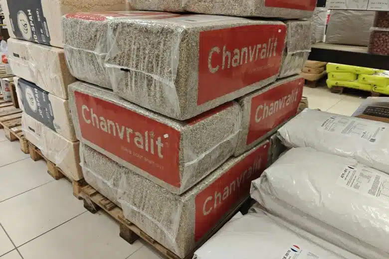 Une palette de paillis de chanvre dans un magasin Gamm Vert.