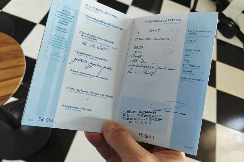 Le passeport animal atteste que votre animal est pucé et vacciné, il lui permet ainsi de traverser les frontières avec vous.