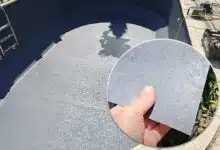 L'installation d'un revêtement de piscine de couleur sombre permet de chauffer plus facilement l'eau naturellement.