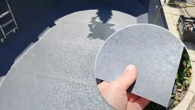 L'installation d'un revêtement de piscine de couleur sombre permet de chauffer plus facilement l'eau naturellement.