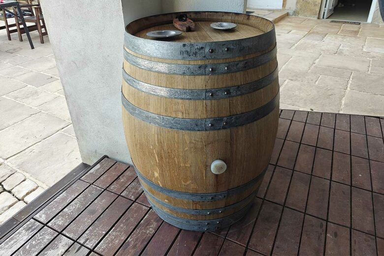 Sans huile de lin pour nourrir et recolorer le bois, mon produit d'entretien aurait laissé un aspect bois flotté à mon tonneau.