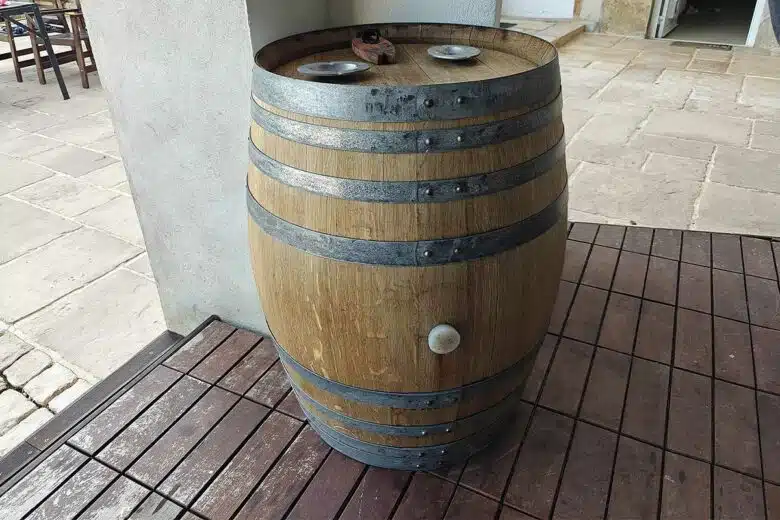 Sans huile de lin pour nourrir et recolorer le bois, mon produit d'entretien aurait laissé un aspect bois flotté à mon tonneau.