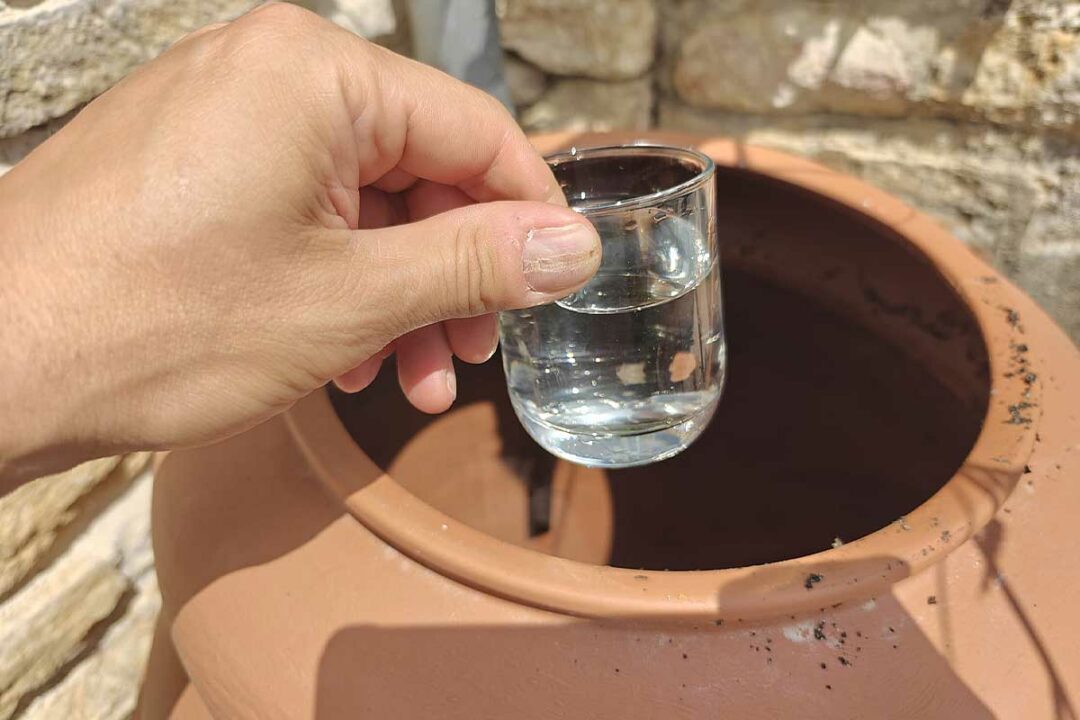 Un verre d'eau pris d'un récupérateur.
