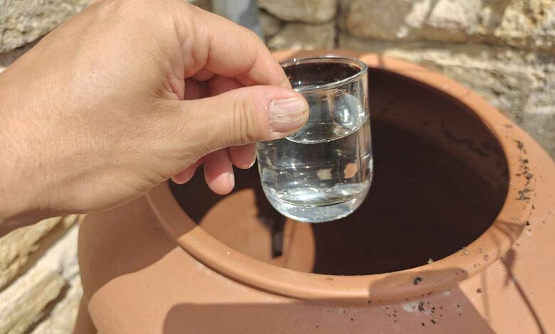 Un verre d'eau pris d'un récupérateur.