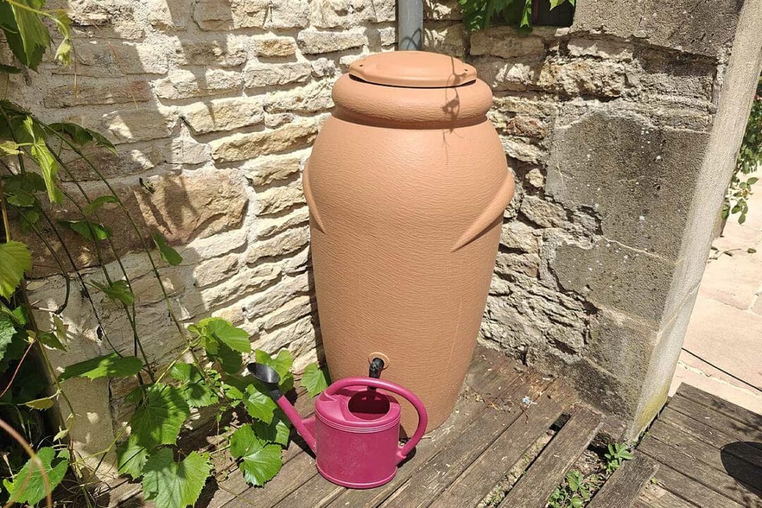 Un récupérateur d'eau de pluie.