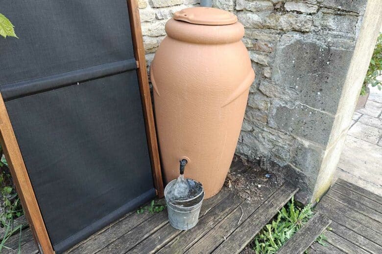 Il faut placer le réservoir d'eau de pluie sur un emplacement stable, proche d'une gouttière.