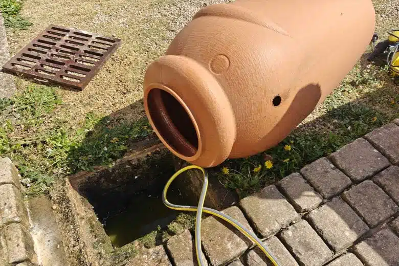 Le nettoyage du réservoir d'eau de pluie.