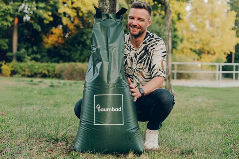 Les arbres ne subissent plus de stress hydrique avec le sac d'irrigation Baumbad.