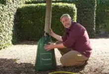 Un homme présente un sac d'irrigation.