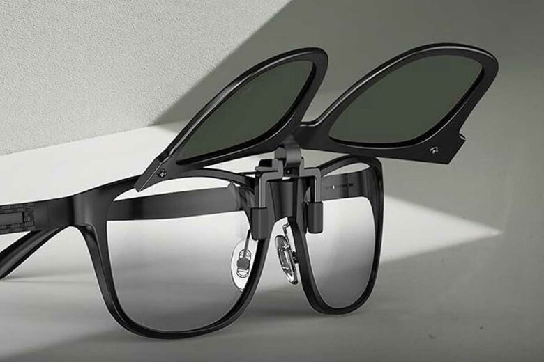 Une paire de surlunettes de soleil qui se clipse sur votre monture de vue.