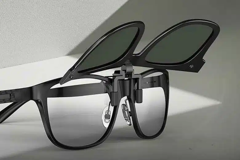 Une paire de surlunettes de soleil qui se clipse sur votre monture de vue.