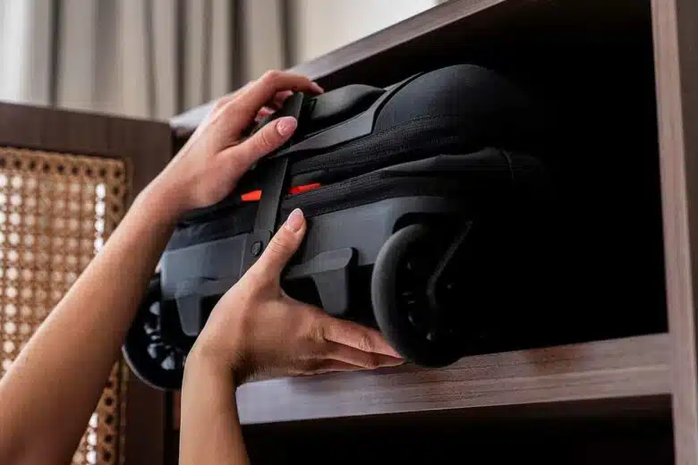 Une valise XXL qui tient dans un coin de placard une fois repliée.