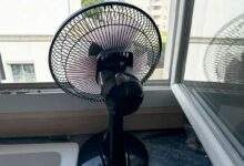 Un ventilateur face à une fenêtre.
