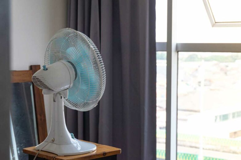 Placer un ventilateur face à une fenêtre permet de rafraichir votre environnement.