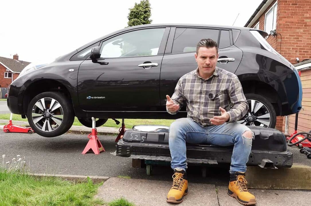 Un Youtubeur devant sa Nissan Leaf.