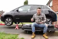 Un Youtubeur devant sa Nissan Leaf.