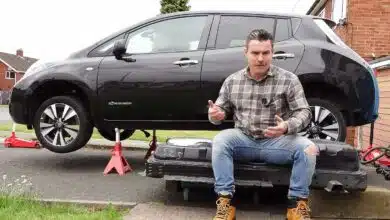 Un Youtubeur devant sa Nissan Leaf.