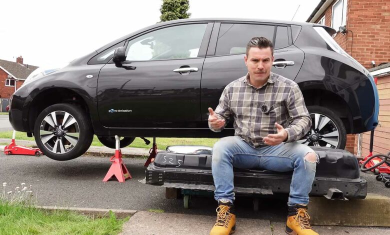 Un Youtubeur devant sa Nissan Leaf.