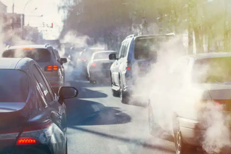 Des voitures qui polluent dans un embouteillage.