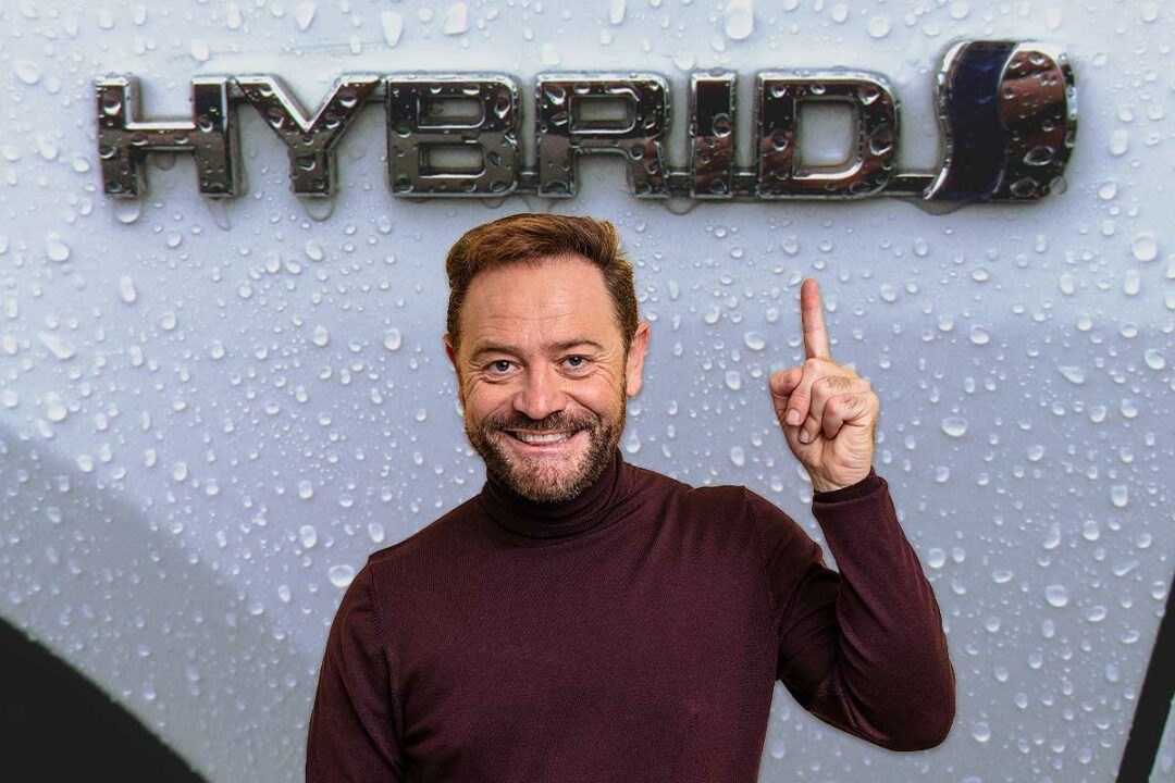 Un homme montre le logo hybrid.