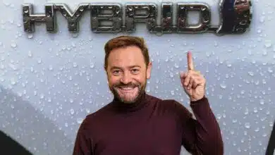 Un homme montre le logo hybrid.