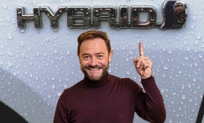 Un homme montre le logo hybrid.