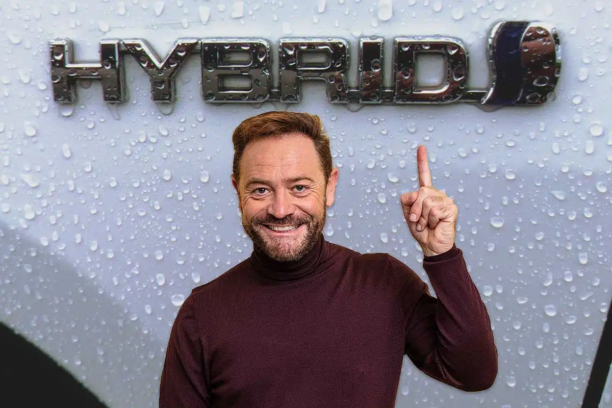 Un homme montre le logo hybrid.