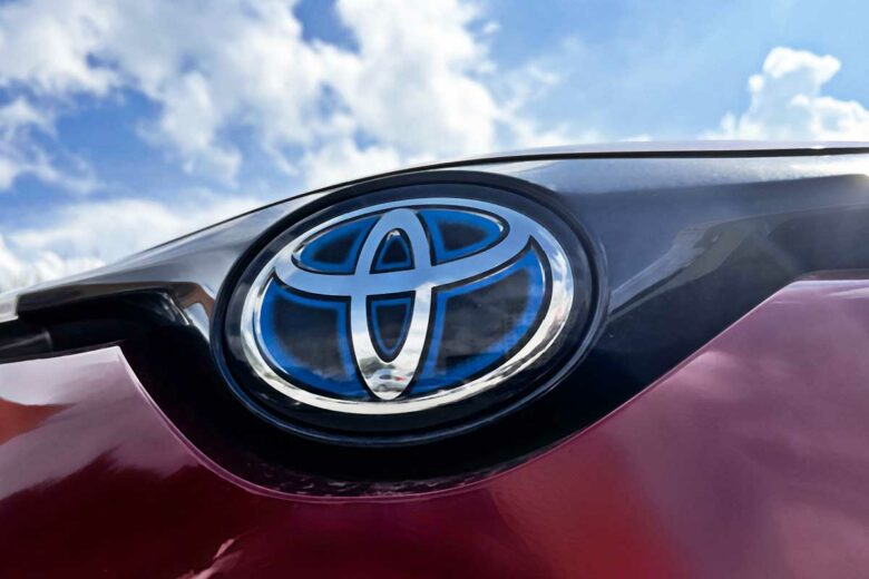 Logo d'un véhicule Toyota.