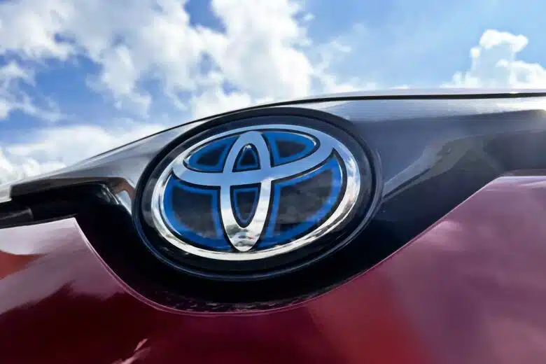 Logo d'un véhicule Toyota.
