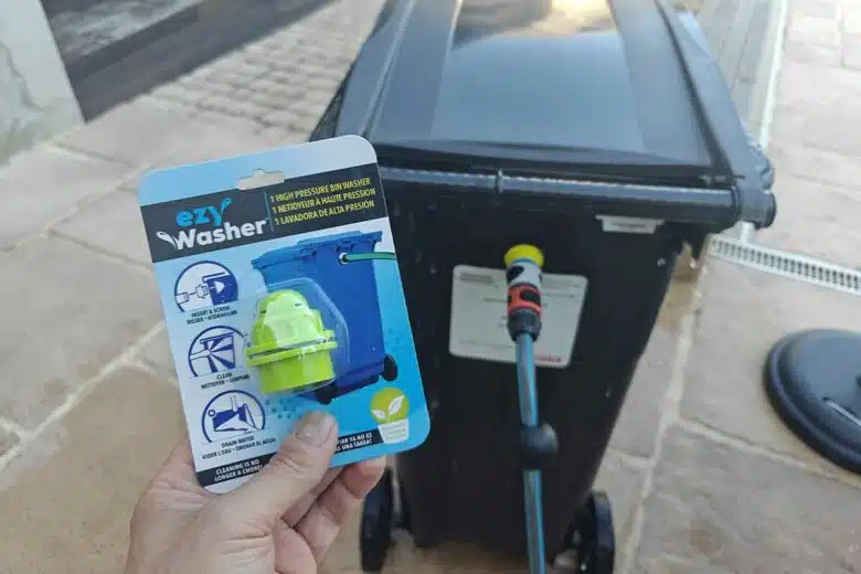 Une buse pour nettoyer vos poubelles sans les ouvrir. 