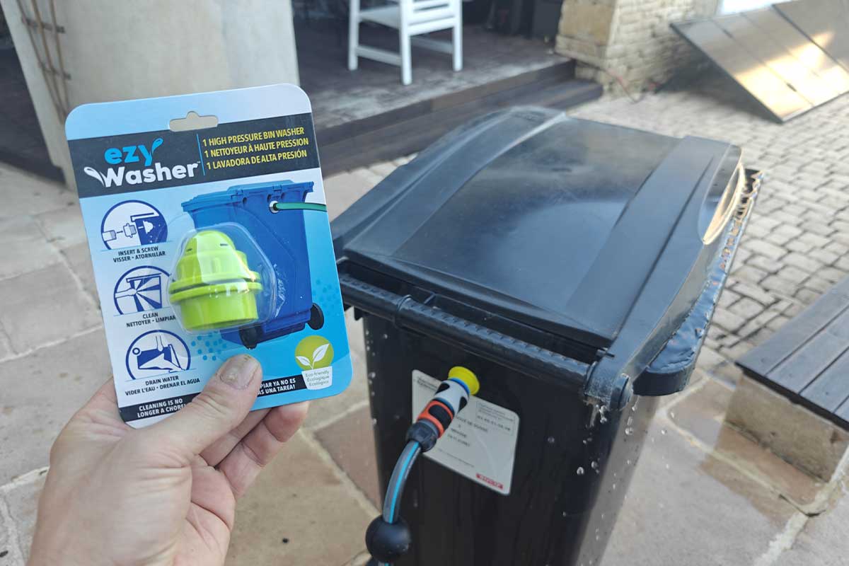 Une invention canadienne qui permet de nettoyer les poubelles sans les ouvrir .