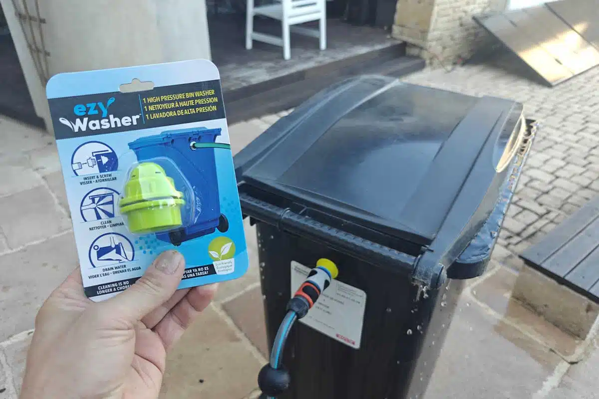 Une invention canadienne qui permet de nettoyer les poubelles sans les ouvrir .