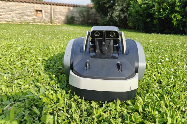 Le robot tondeuse est équipé d'une caméra binoculaire très efficace pour éviter les obstacles.
