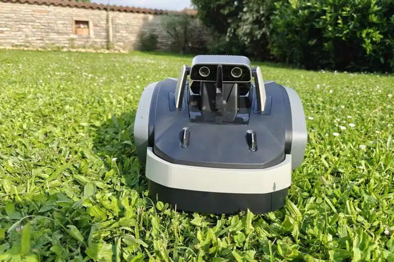 Le robot tondeuse est équipé d'une caméra binoculaire très efficace pour éviter les obstacles.