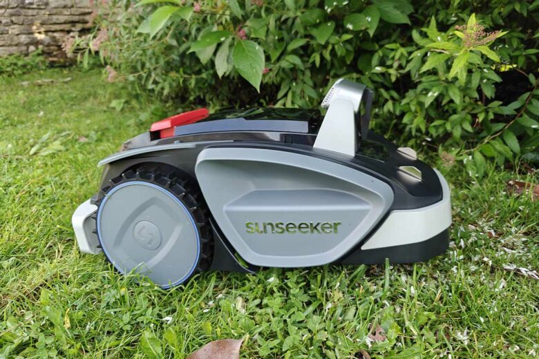 Un robot tondeuse qui détecte efficacement les obstacles, les limites du terrains ou les végétaux.