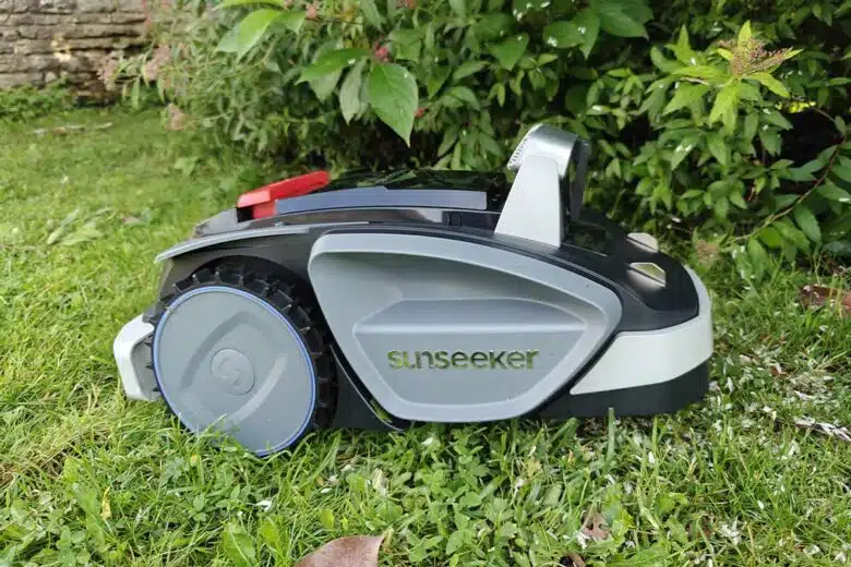 Un robot tondeuse qui détecte efficacement les obstacles, les limites du terrains ou les végétaux.