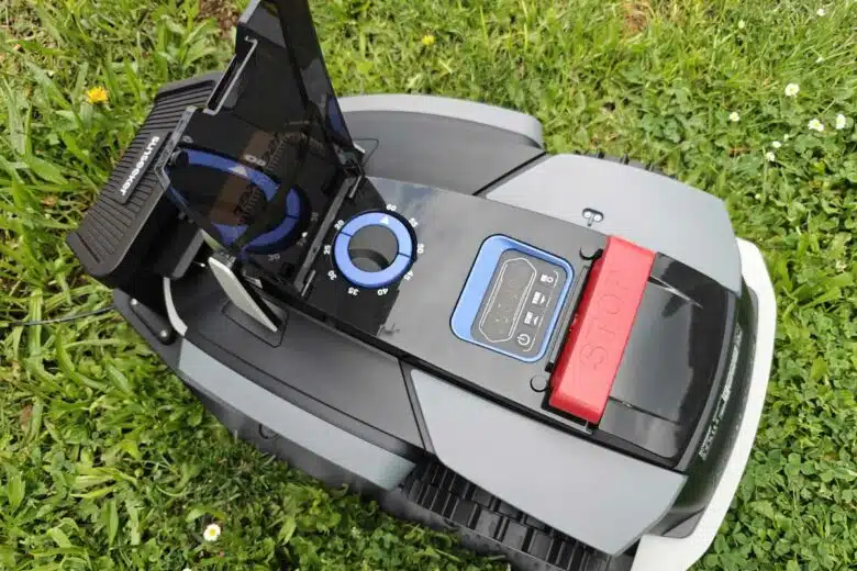 Le robot tondeuse sur sa base.