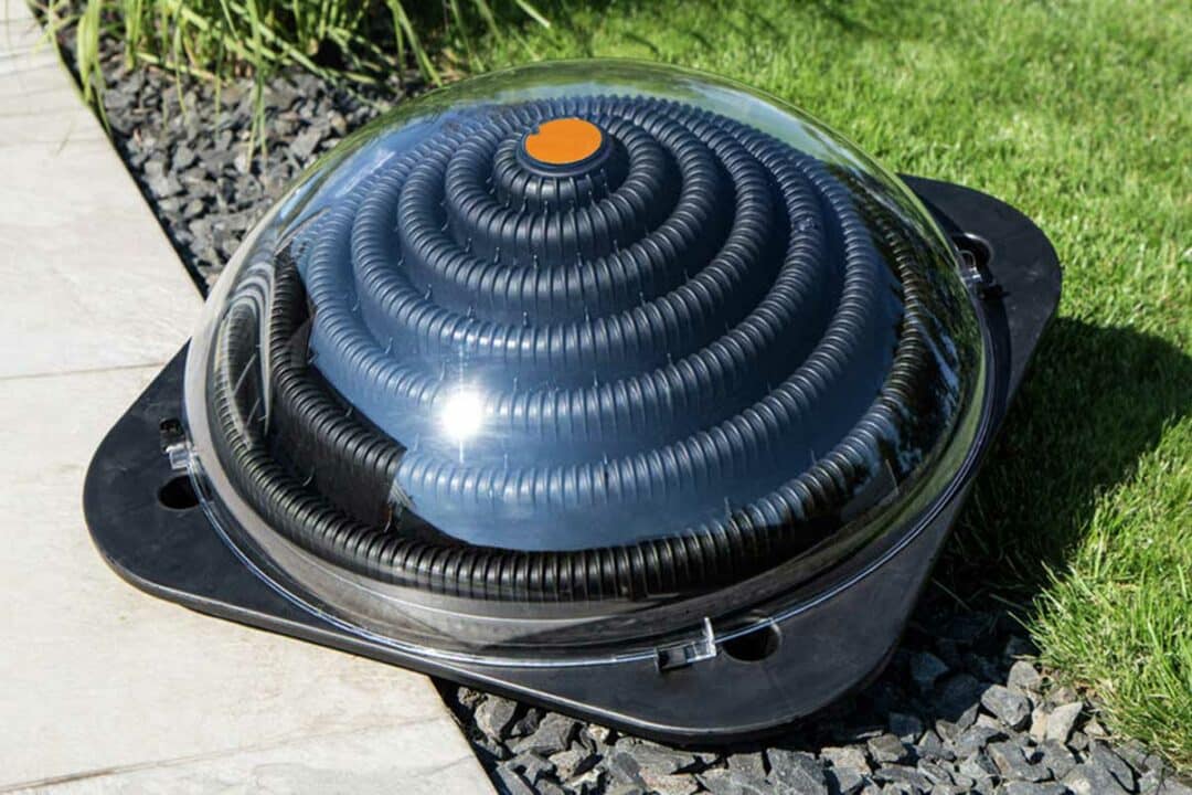 Un chauffe-eau solaire en forme de dôme pour votre piscine.
