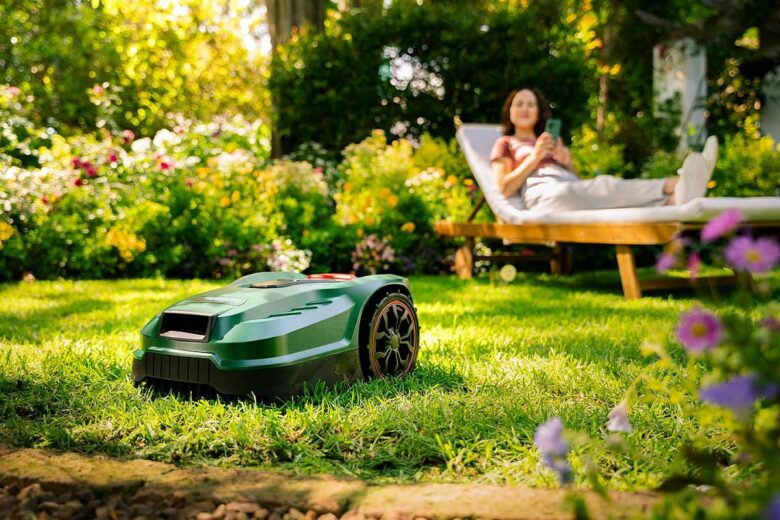 Un robot tondeuse qui fait le job dans un petit terrain.