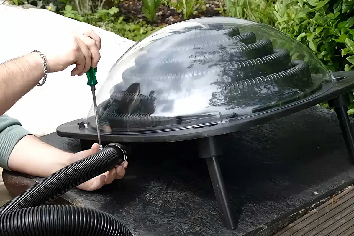 Un chauffe-eau solaire pour piscines hors-sols.