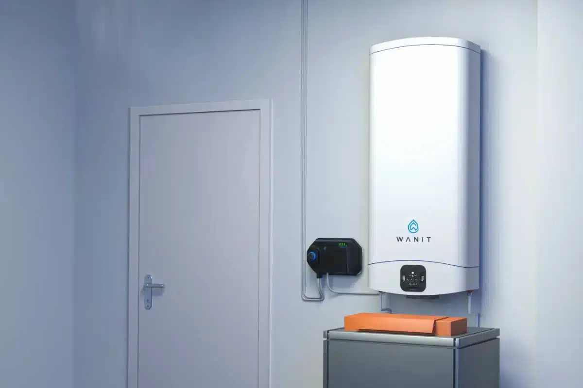 Le système TWiN de WANIT est un chauffe-eau hybride alimenté par des panneaux photovoltaïques. Crédit photo : Wanit