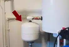 Un vase d'expansion sur un chauffe-eau électrique.