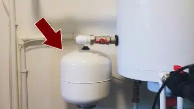 Un vase d'expansion sur un chauffe-eau électrique.