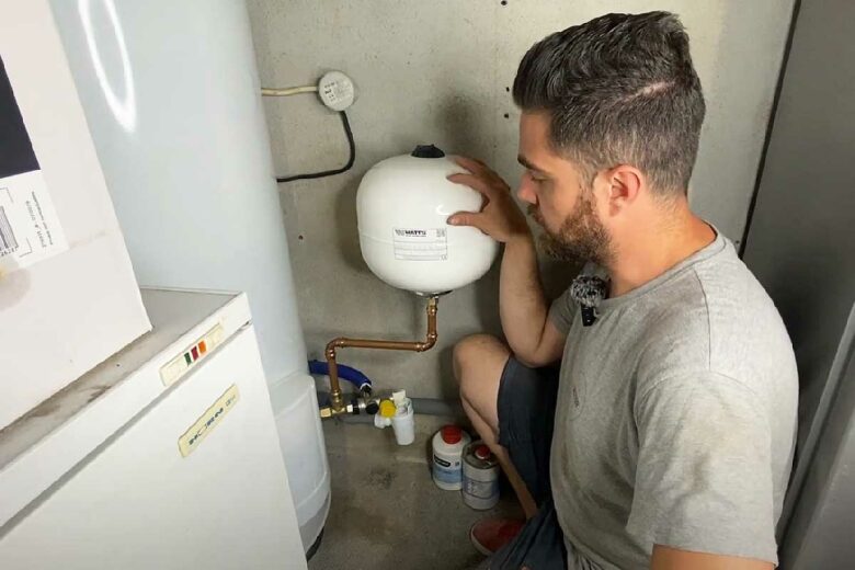 « Le vase d’expansion sanitaire permet d’éviter la surpression générée par la dilatation de l’eau qui chauffe. En absorbant ce surplus de pression grâce à sa cuve remplie de gaz, il permet de protéger l’installation et évite que le groupe de sécurité ne gaspille de l’eau »., explique le Youtubeur Seb Le Plombier.