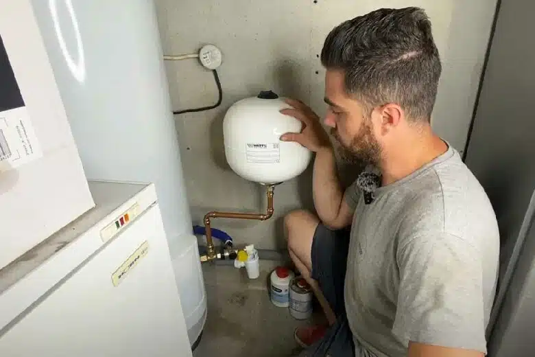 « Le vase d’expansion sanitaire permet d’éviter la surpression générée par la dilatation de l’eau qui chauffe. En absorbant ce surplus de pression grâce à sa cuve remplie de gaz, il permet de protéger l’installation et évite que le groupe de sécurité ne gaspille de l’eau »., explique le Youtubeur Seb Le Plombier.